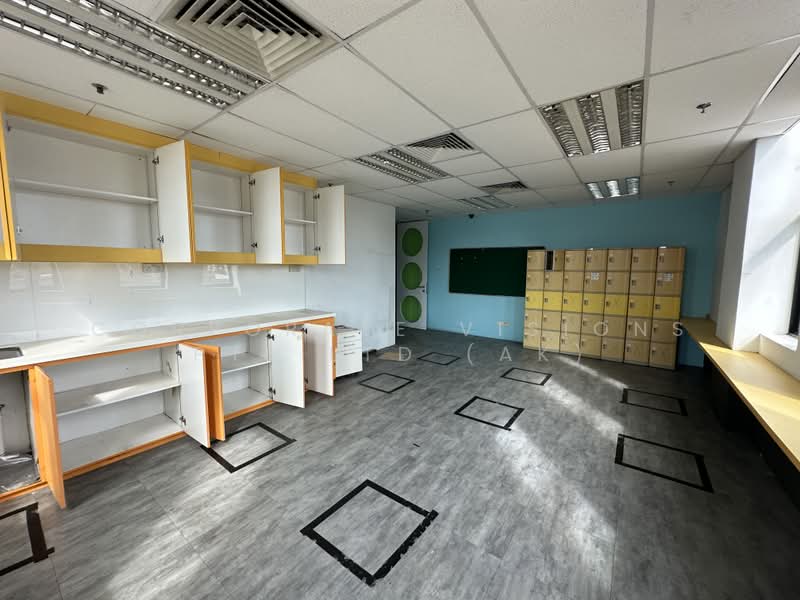 PAYA LEBAR BUSINESS SPACE. Semi-fitted. Tech Service, Call Ctr, Lift Lobby Frontage 5 mins walk MRT, Other Sizes: 5000+, 10500~15000 sqft can sub divide. CONTACT: +6596881177, 8,000 sqft, Light Industrial (B1) For Rent, by KOH HOONG TSE (ADRIAN), 23746534 - CommercialGuru.com.sg