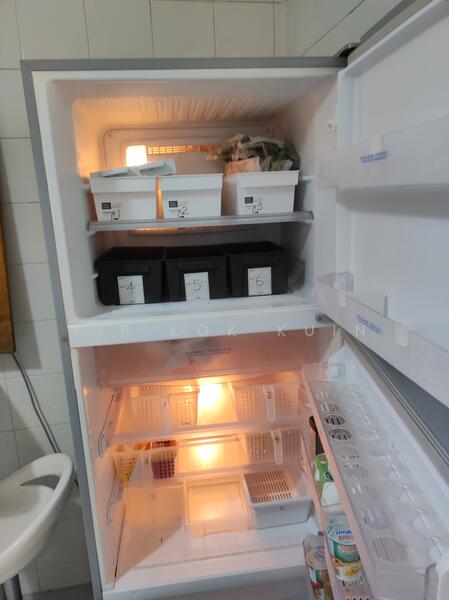 Wu De Building, 6A Beatty Road, Room Rental, 100 sqft, Apartment For Rent, by Yip Kok Kuin, 23756524 - fridge - partition into 6 - PropertyGuru.com.sg