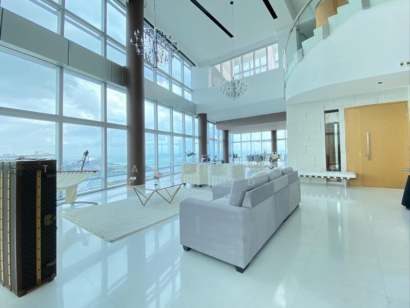 Triple volume living area with unblocked 270 degree view of Marina Bay, CBD, Civic Centre, MBS.