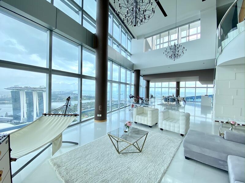 Triple volume living area with unblocked 270 degree view of Marina Bay, CBD, Civic Centre, MBS.