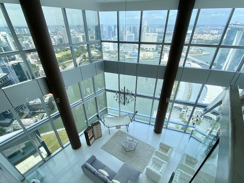 Triple volume living area with unblocked 270 degree view of Marina Bay, CBD, Civic Centre, MBS.