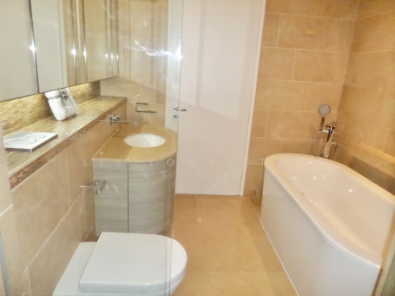 DUO Residences, 1 Fraser Street, 3 Bedrooms, 1,722 sqft, Apartment For Sale, by Lee Yoong Tai Esther, 23767405 - master bathroom - PropertyGuru.com.sg