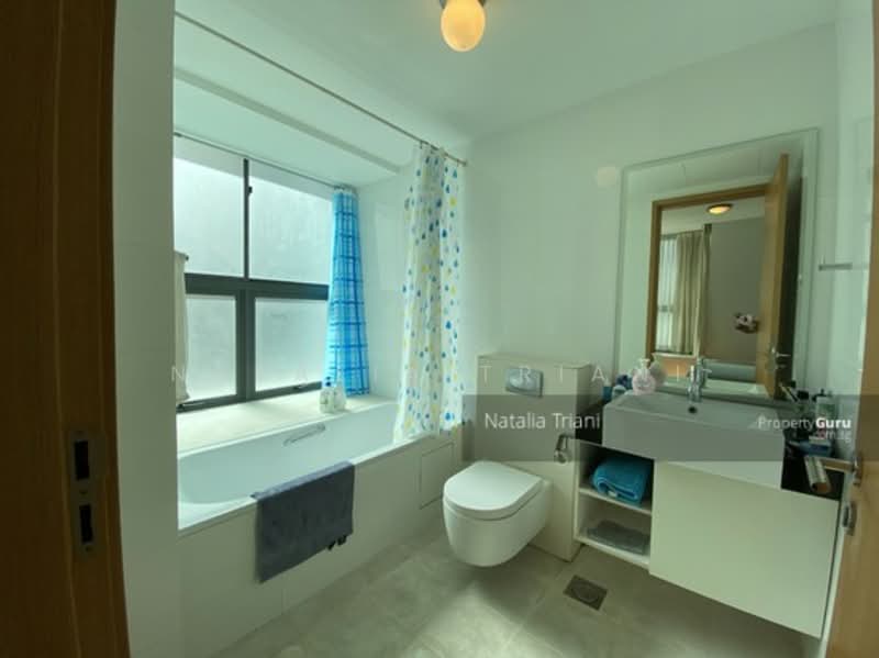One Oxley Rise, 1 Oxley Rise, 1 Bedroom, 753 sqft, Apartment For Sale, by Natalia Triani, 23770195 - Bathroom with bathtub - PropertyGuru.com.sg