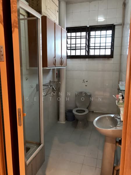 688 Jurong West Central 1, 688 Jurong West Central 1, Room Rental, 130 sqft, HDB Flat For Rent, by Dennis Seetoh Onn, 23774463 - Common toilet beside the room - PropertyGuru.com.sg