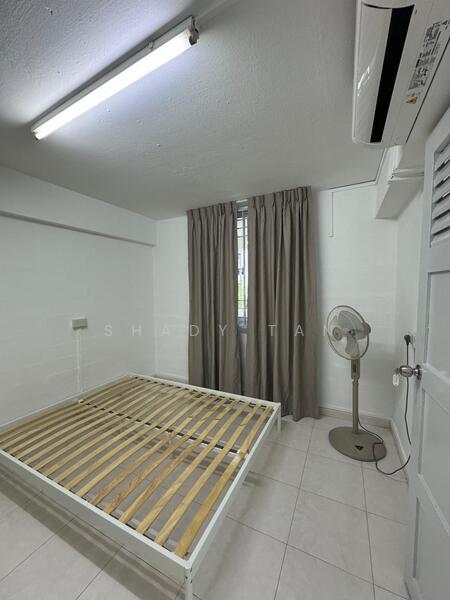 Bedroom with queen sized bed