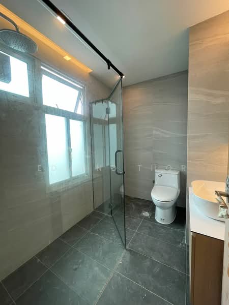 Queens, 10 Stirling Road, 4 Bedrooms, 2,336 sqft, Condominium For Rent, by Edmund Thor, 23778732 - Master bathroom - PropertyGuru.com.sg