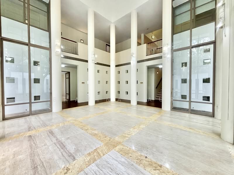 For Rent - Belmont GCB with swimming pool, lush courtyard and large driveway.