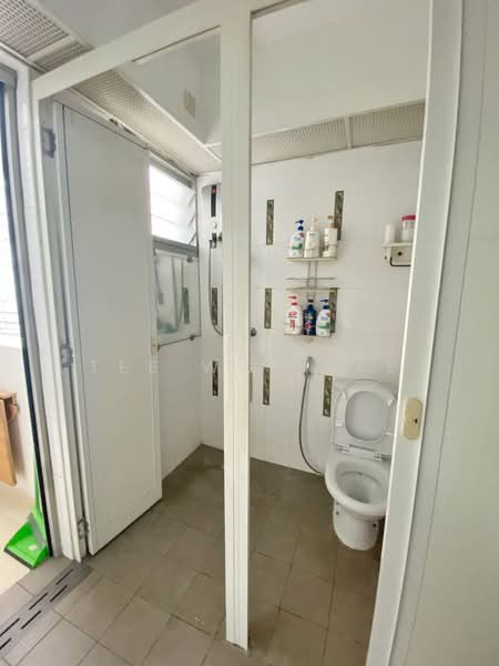 416 Clementi Avenue 1, 416 Clementi Avenue 1, Room Rental, 180 sqft, HDB Flat For Rent, by Tee Wan Kee, 23805817 - Common Toilet - PropertyGuru.com.sg