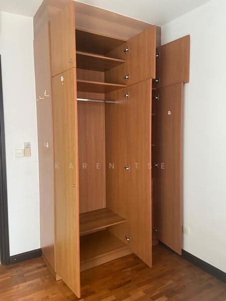 Burlington Square, 175B Bencoolen Street, Beach Road / Bugis / Rochor, Room Rental, 200 sqft, Apartment For Rent, by Karen Tse, 23811657 - Wardrobe inside - PropertyGuru.com.sg