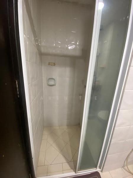Burlington Square, 175B Bencoolen Street, Beach Road / Bugis / Rochor, Room Rental, 200 sqft, Apartment For Rent, by Karen Tse, 23811657 - Shower room - PropertyGuru.com.sg