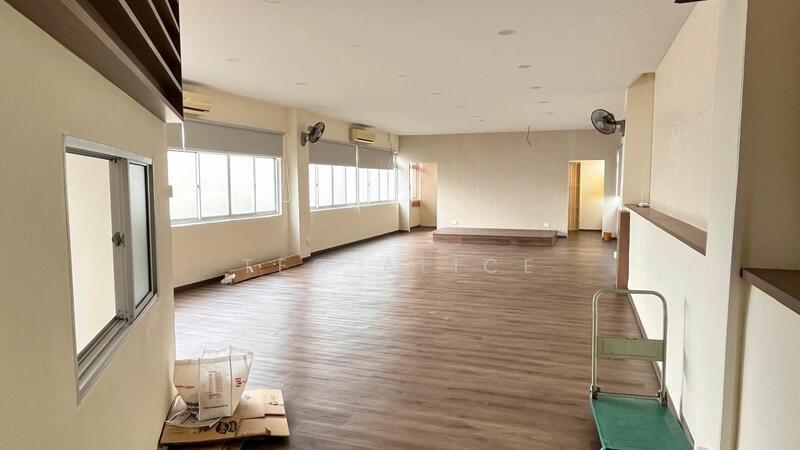 Golden Wall Flatted Factory, 2 Jalan Rajah, 1,572 sqft, Light Industrial (B1) For Sale, by Teo Alice, 23815691 - CommercialGuru.com.sg