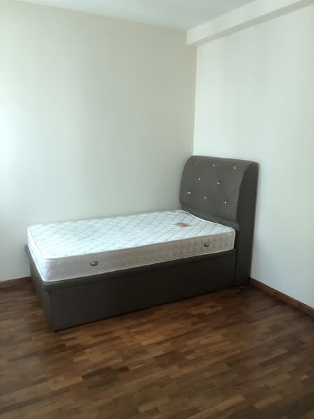 Queens, 10 Stirling Road, 3 Bedrooms, 1,184 sqft, Condominium For Rent, by Bryan Wee, 23821266 - Common bedroom  - PropertyGuru.com.sg