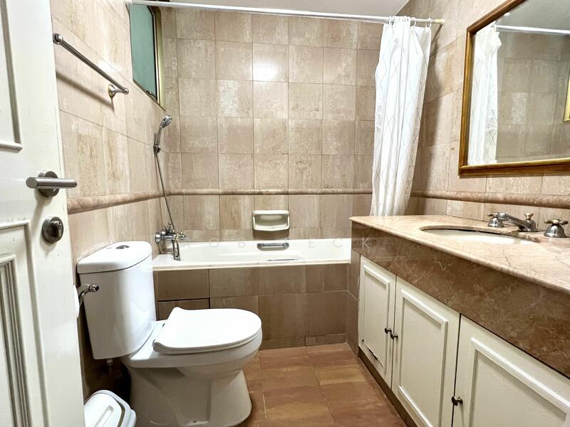 Master Room bathroom 