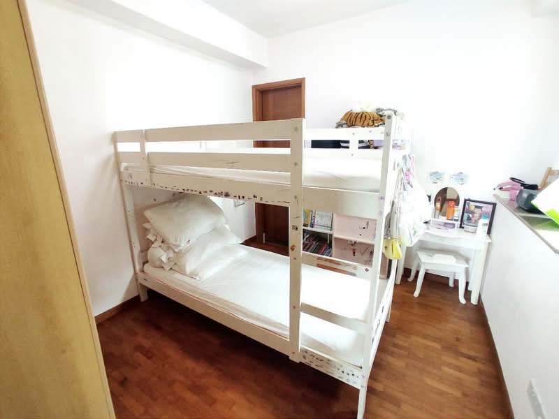 Queens, 12 Stirling Road, 3 Bedrooms, 1,410 sqft, Condominium For Rent, by Hani Lim, 23842446 - Bedroom 2 (Junior Master) - Comes with Attach Bathroom & Built in Wardrobe - PropertyGuru.com.sg