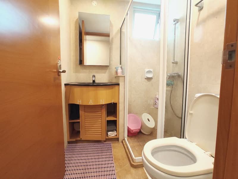 Queens, 12 Stirling Road, 3 Bedrooms, 1,410 sqft, Condominium For Rent, by Hani Lim, 23842446 - Common Toilet - PropertyGuru.com.sg