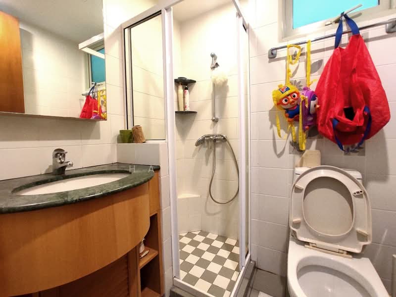 Queens, 12 Stirling Road, 3 Bedrooms, 1,410 sqft, Condominium For Rent, by Hani Lim, 23842446 - Junior Master's Attach Bathroom - PropertyGuru.com.sg