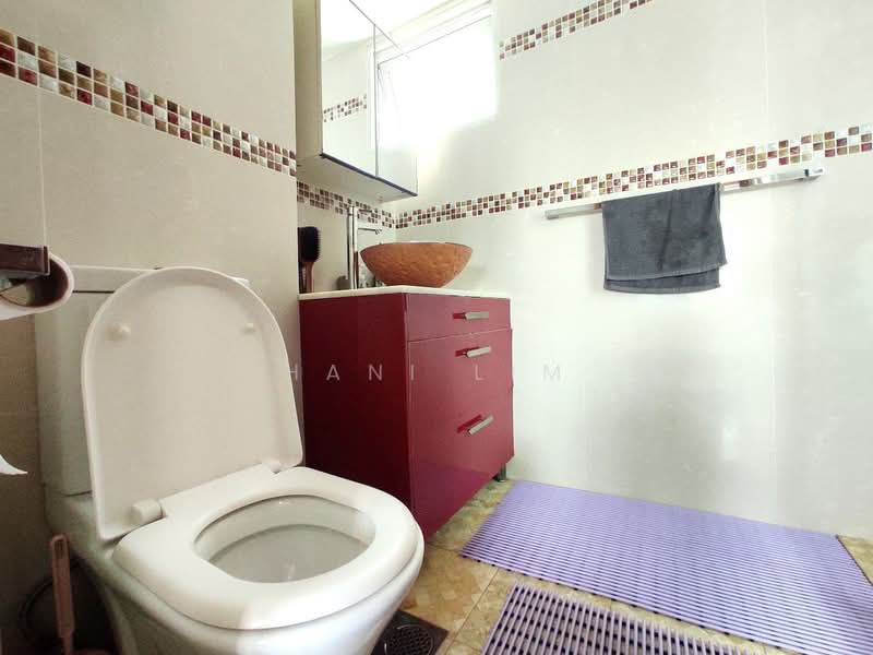 Queens, 12 Stirling Road, 3 Bedrooms, 1,410 sqft, Condominium For Rent, by Hani Lim, 23842446 - Master Bedroom Bath - PropertyGuru.com.sg