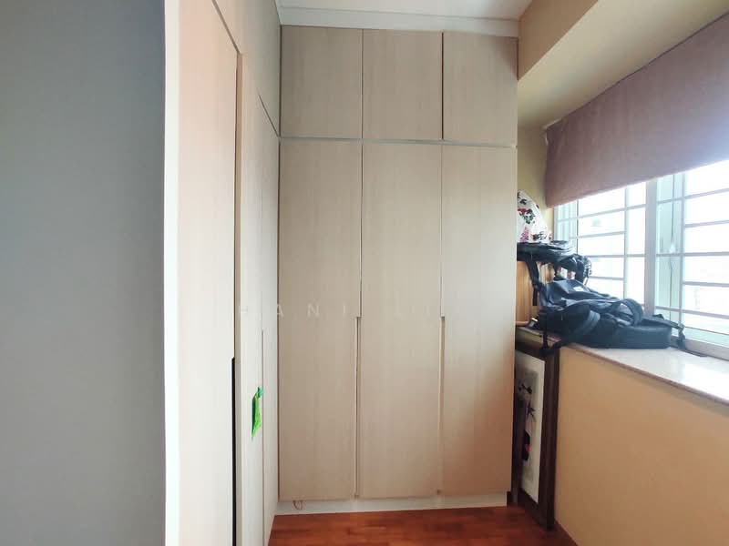 Queens, 12 Stirling Road, 3 Bedrooms, 1,410 sqft, Condominium For Rent, by Hani Lim, 23842446 - Built in Wardrobes in Master Bedroom - PropertyGuru.com.sg