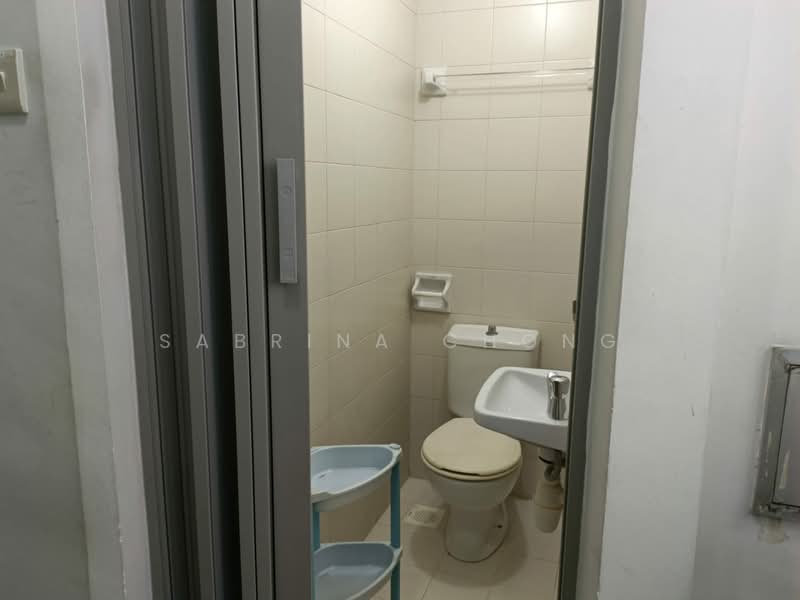 Blue Horizon, 21 West Coast Crescent, 3 Bedrooms, 1,163 sqft, Condominium For Rent, by Sabrina Chong, 23842603 - Helper washroom - PropertyGuru.com.sg