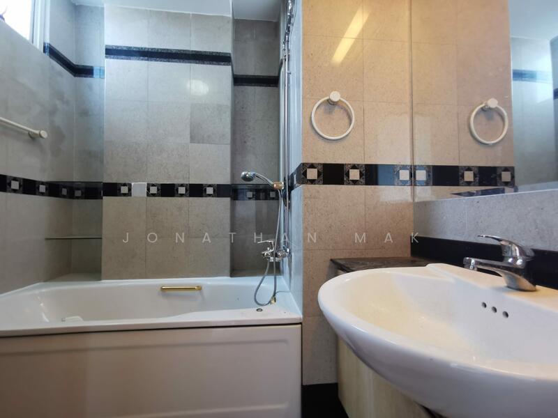 Harvest Mansions, 550 Havelock Road, 2 Bedrooms, 958 sqft, Apartment For Rent, by Jonathan Mak, 23849244 - Master Bathroom - PropertyGuru.com.sg