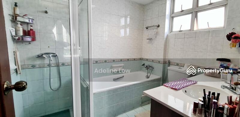 Well-kept En Suite Master Bath