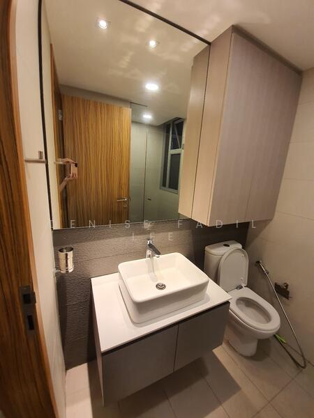 FLO Residence, 9 Punggol Field Walk, 3 Bedrooms, 1,184 sqft, Condominium For Rent, by Denise Fadil Lee, 23852948 - Bathroom with build-in storage. - PropertyGuru.com.sg