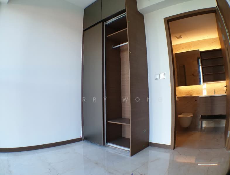 Queens Peak, 1 Dundee Road, 1 Bedroom, 431 sqft, Condominium For Sale, by Garry Wong, 23854297 - Bedroom with attached bathroom. - PropertyGuru.com.sg