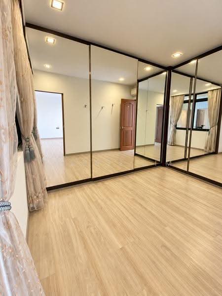 Mount Faber Lodge, 27 Mount Faber Road, Harbourfront / Telok Blangah, 4 Bedrooms, 2,594 sqft, Condominium For Rent, by Valerie Lim, 23871349 - Master bedroom walk in wardrobe - PropertyGuru.com.sg