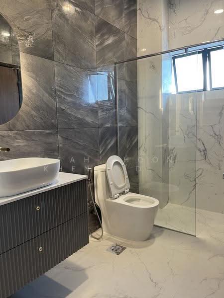 Well Renovated Semi D in Serangoon Gardens, Borthwick Drive, Hougang / Punggol / Sengkang, 4 Bedrooms, 3,300 sqft, Semi-Detached House For Rent, by Seah Choon Kheng (Doyz), 23872020 - Common Bathroom - PropertyGuru.com.sg