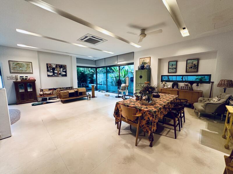 Modern semidetached house with 6 ensuite bedrooms and private pool