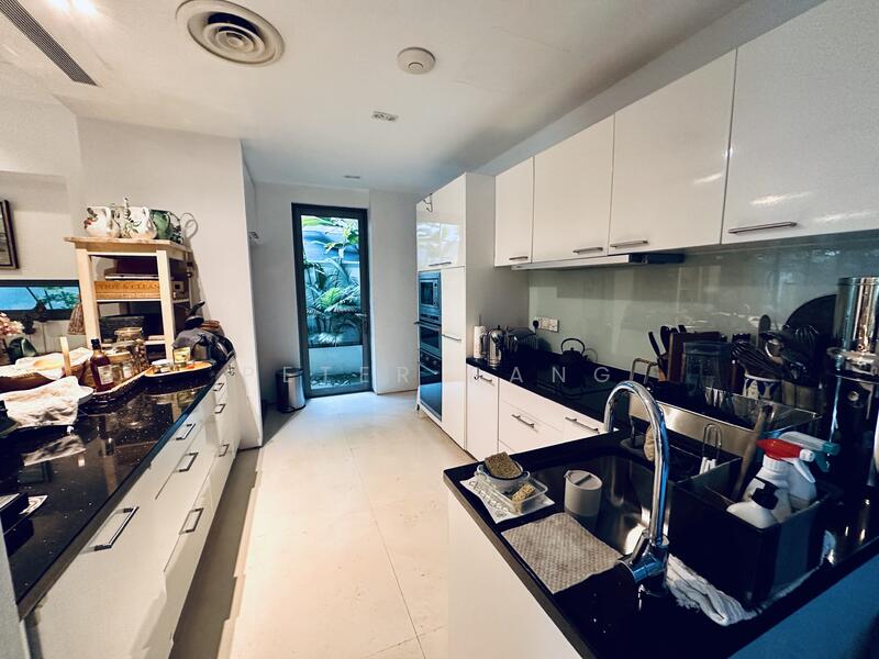 Modern semidetached house with 6 ensuite bedrooms and private pool