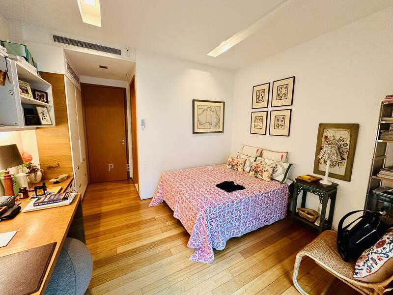 Modern semidetached house with 6 ensuite bedrooms and private pool