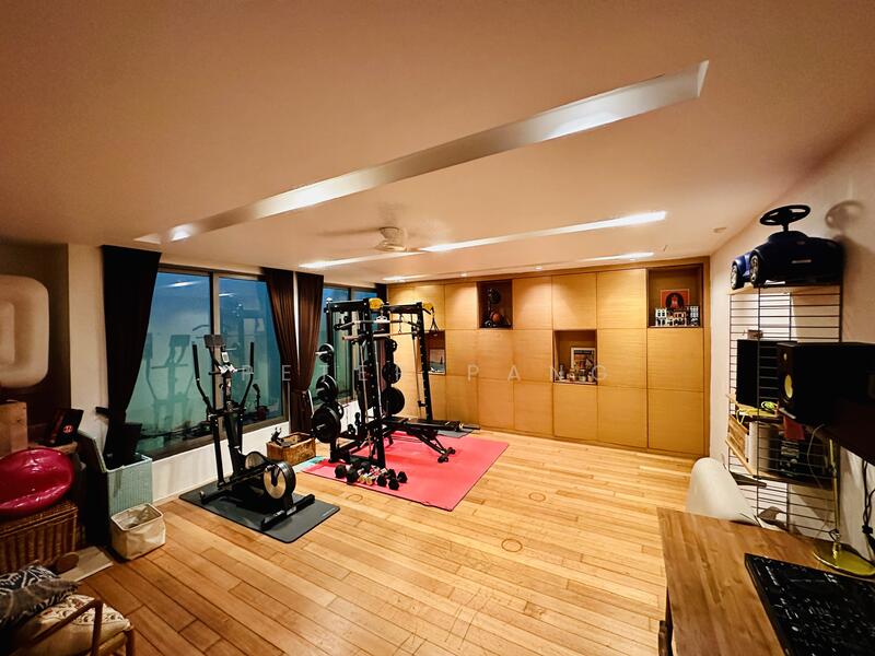 Modern semidetached house with 6 ensuite bedrooms and private pool