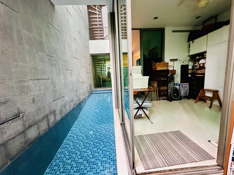 Modern semidetached house with 6 ensuite bedrooms and private pool