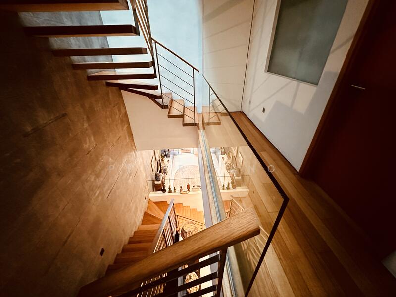 Modern semidetached house with 6 ensuite bedrooms and private pool