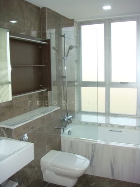 The Parc Condominium, 15 West Coast Walk, 4 Bedrooms, 1,500 sqft, Condominium For Rent, by Freddy Tan, 23915771 - Master bath - PropertyGuru.com.sg