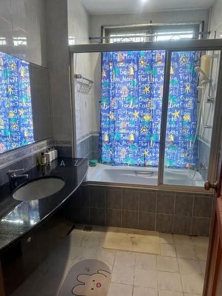 lorong 104 Changi Road, Lorong 104 Changi Road, Eunos / Geylang / Paya Lebar, 1 Bedroom, 300 sqft, Terraced House For Rent, by Hazel Kwek, 23920749 - Bathroom - PropertyGuru.com.sg