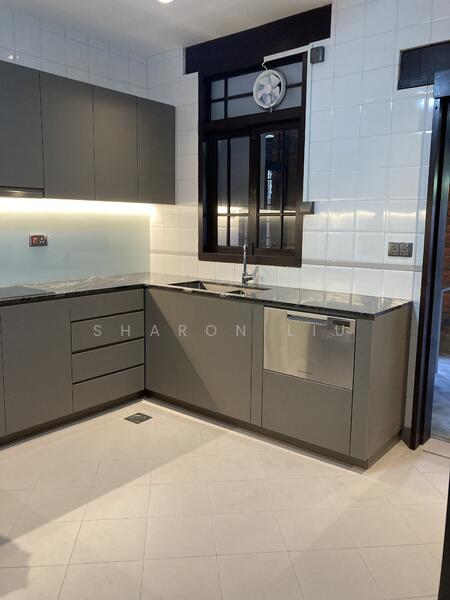 Equipped kitchen with dishwasher