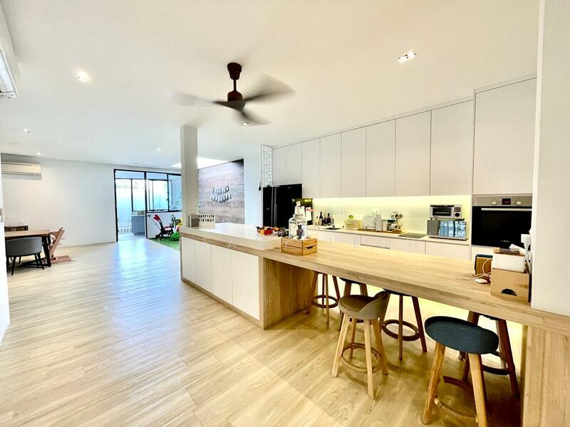 For Sale - ***THE FINEST!!! ALMOST BRAND NEW MODERN LINK BUNGALOW!