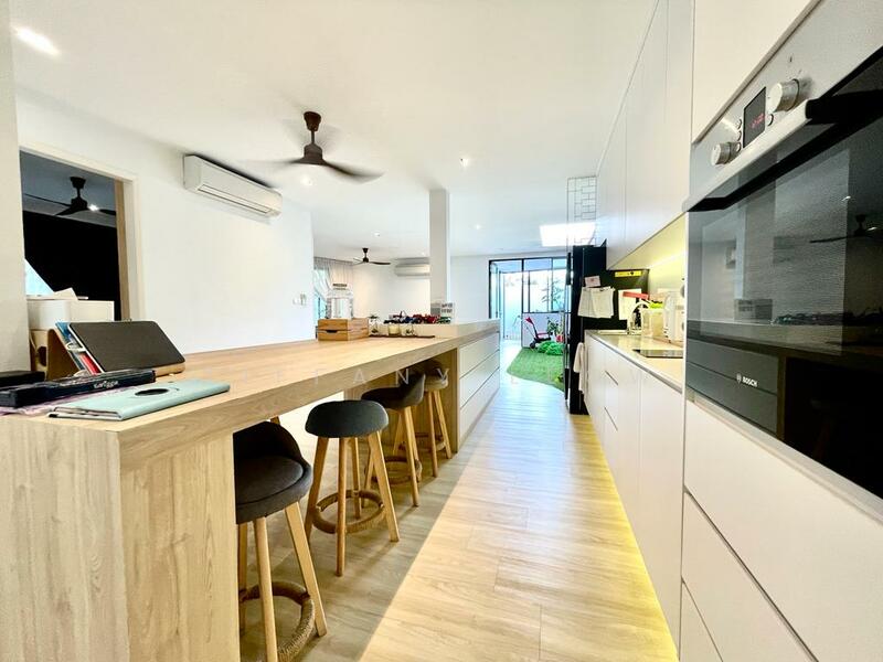 For Sale - ***THE FINEST!!! ALMOST BRAND NEW MODERN LINK BUNGALOW!