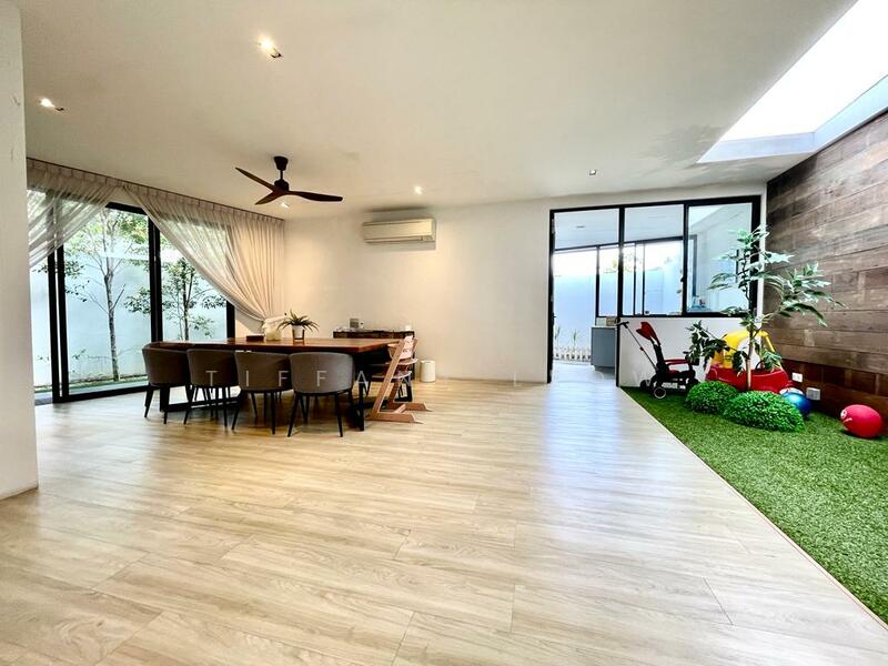 For Sale - ***THE FINEST!!! ALMOST BRAND NEW MODERN LINK BUNGALOW!