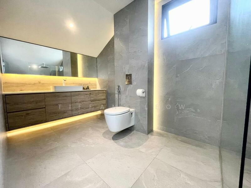 For Sale - ***THE FINEST!!! ALMOST BRAND NEW MODERN LINK BUNGALOW!