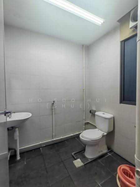 Vertex, 33 Ubi Avenue 3, Eunos / Geylang / Paya Lebar, 2,938 sqft, Light Industrial (B1) For Rent, by Ho Soo Hui (Shue), 23930109 - Bathroom - CommercialGuru.com.sg