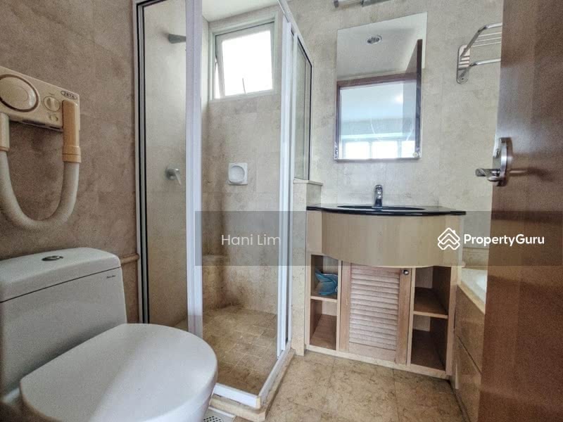 master toilet - comes with bath tub 