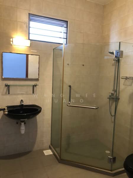 19 Jalan Novena Timor, Jalan Novena Timor, 5 Bedrooms, 2,200 sqft, Terraced House For Rent, by Wang Wee Huang, 23940081 - 2nd floor common bathroom - PropertyGuru.com.sg