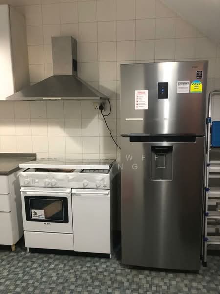 19 Jalan Novena Timor, Jalan Novena Timor, 5 Bedrooms, 2,200 sqft, Terraced House For Rent, by Wang Wee Huang, 23940081 - fridge n new cooker hob wz electric oven - PropertyGuru.com.sg