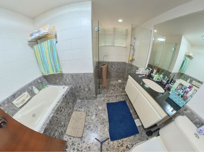 Woodgrove Condo, 8 Woodgrove Drive, 4 Bedrooms, 2,012 sqft, Condominium For Rent, by Avery Lin, 23940294 - Master Bathroom with long bath - PropertyGuru.com.sg