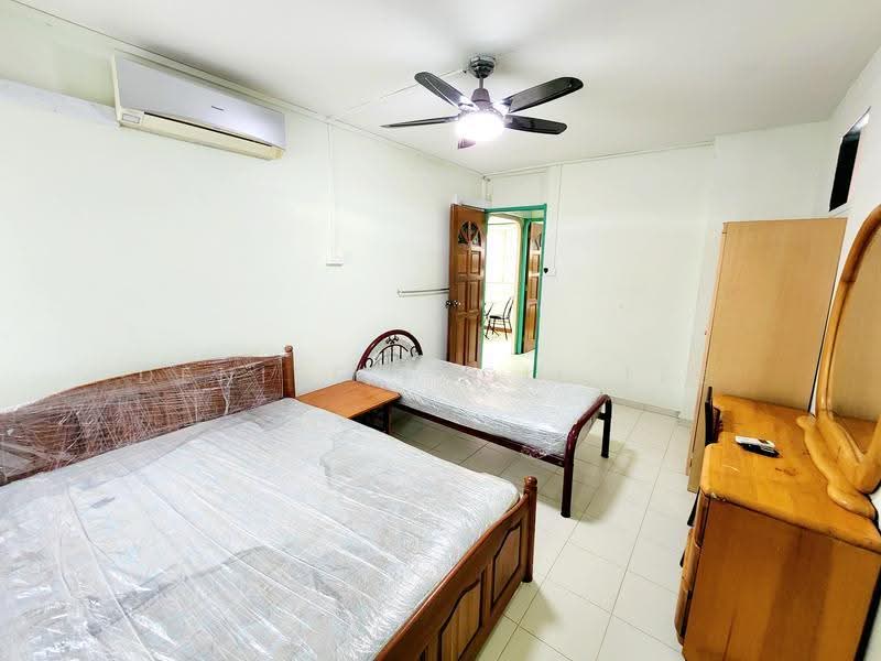 883 Tampines Street 84, 883 Tampines Street 84, Pasir Ris / Tampines, 3 Bedrooms, 1,119 sqft, HDB Flat For Rent, by Denise Fadil Lee, 23948632 - Spacious & Bright Master Room - PropertyGuru.com.sg