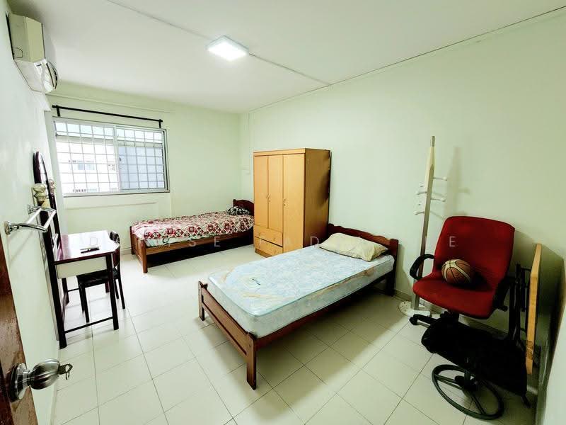 883 Tampines Street 84, 883 Tampines Street 84, Pasir Ris / Tampines, 3 Bedrooms, 1,119 sqft, HDB Flat For Rent, by Denise Fadil Lee, 23948632 - Spacious & Bright 2nd Room - PropertyGuru.com.sg