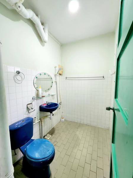 883 Tampines Street 84, 883 Tampines Street 84, Pasir Ris / Tampines, 3 Bedrooms, 1,119 sqft, HDB Flat For Rent, by Denise Fadil Lee, 23948632 - Spacious & Bright Master Bathroom - PropertyGuru.com.sg